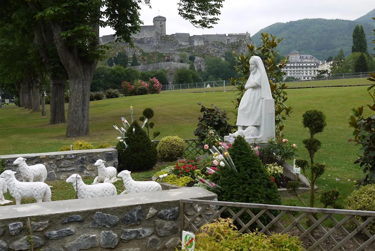 **  Hotel Saint-Charles Lourdes France