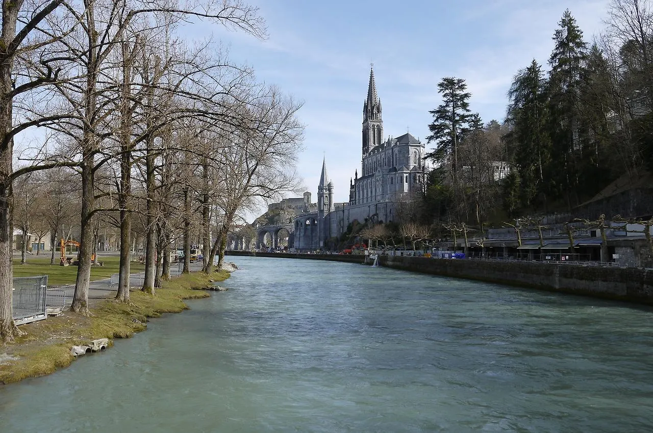 Hotel Saint-Charles Lourdes 2*,